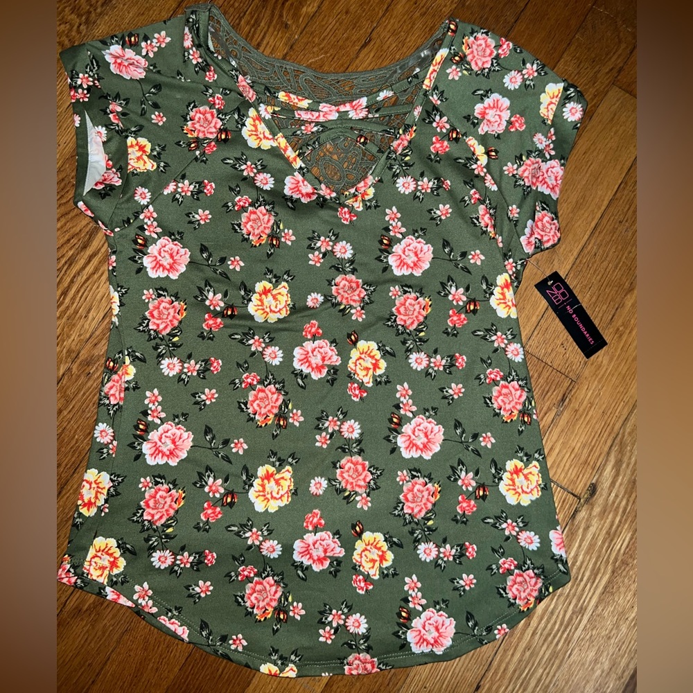 No Boundaries Floral Cage From V Neck Top Size Medium
